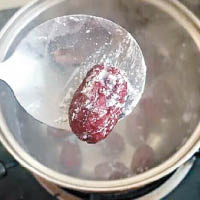 網購紅棗灼出可疑白沫