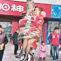 陝西婚禮玩新人  家翁家姑同綁樹