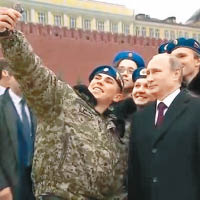 普京與年輕士兵玩自拍