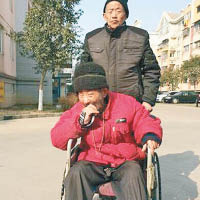 71歲翁終身不娶照顧69歲癱瘓弟