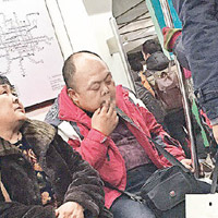 京漢地鐵車廂內連吸兩支煙