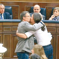 西班牙左派黨魁  國會上演熱吻