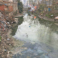 逾十廁包圍南京小河如糞渠