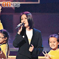 楊千嬅表演時獲一班小朋友伴舞。