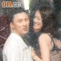  崔建邦與性感打扮的「闊面婷婷」夜蒲酒吧，期間更貼面咬耳仔過電。