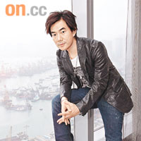 小齊自言定力夠，就算與靚女拍檔也不會撻着。