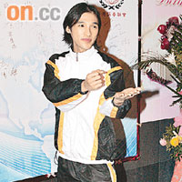  黃又南自嘲初學詠春時只能做到「人字馬」，更試過壓腿過度弄傷膝蓋。