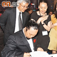  村上隆吸引一班名媛排隊索取簽名。