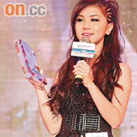  G.E.M.奪「樂迷最愛女新人」獎。