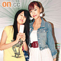  Fans無懼豬流感威脅，與Angelababy親近合照。