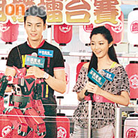  陳偉霆與詩雅睇機械人相撲比賽。