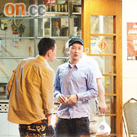 余文樂（右）和友人到食肆門外，見到記者即大感愕然。