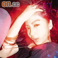 Angelababy經常放新相上網慰Fans。