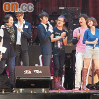 王菀之（左起）、張敬軒、方大同、余迪偉、張繼聰和謝安琪，在台上合唱。