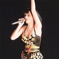  Katy Perry穿上特製的壽司衫表演，認真別出心裁。(Getty Images圖片）