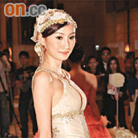 何紫綸昨日為「羅浮宮婚紗影城」示範最新晚裝及婚紗。
