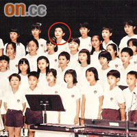 王友良（紅圈示）加入合唱團，與一班同學仔表演。