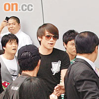  Rain再度襲港，沿途被大批Fans包圍。