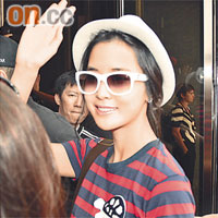  李多海訪港，不時向Fans揮手。