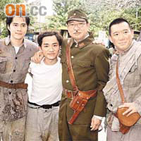 杜汶澤（右起）、許紹雄、王祖藍和徐天佑着軍服拍戲。