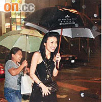 Sandy返家途中遇大雨,顯得頗為狼狽。