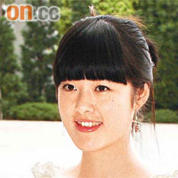 Mandy換上新髮型參選港姐，前日更已與大會人員見面。