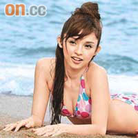 Annie G.靠一把長髮增添不少魅力。