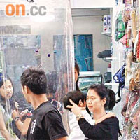 靚靚肉緊地叫囝囝伏在她的肩膊上，以免樣貌被攝。