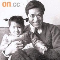 陳沛嘉與父親父女情深。黑白圖片 