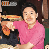 李思捷一見辣蟹即食指大動。
