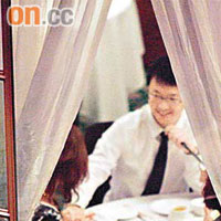 長輩當前，但Marcus仍情不自禁摸Rain的玉手。