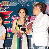  千嬅在成都出席頒獎禮，陳百祥負責頒獎。 