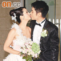  洪欣與張丹峰昨日成婚，在傳媒面前大方咀嘴。
