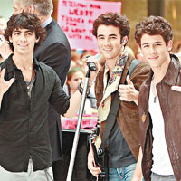  Jonas Brothers三兄弟Joe（左起）、Kevin和Nick出席戶外騷，二佬Joe透露細佬Nick與前女友Miley舊情復熾。	 （美聯社圖片)