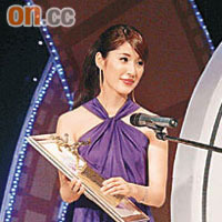 田中千繪代表台灣片《海角七號》領獎。
