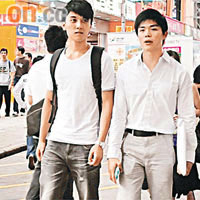  陳偉洪（左）與鄭子揚乘搭港鐵到旺角閒逛。