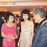  於上海電影節期間，莫文蔚（右二）有幸與《一百萬零一夜》導演丹尼保爾（左一）同場。