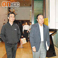 李家傑（左）陪同父親李兆基離開食店。