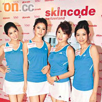 四位美肌天使王宝宝（左起）、藍莓劉俐、陳蕊蕊及丁樂鍶，穿上短裙出席活動。