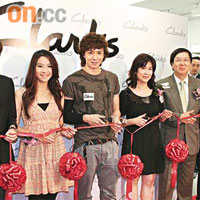 文恩澄（左起）和張繼聰昨日為鞋履品牌新店開幕剪綵。
