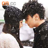 陳柏宇與女模在雪地頭貼頭，與Hye Sung的咀戲如出一轍。