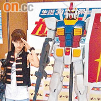  Angelababy自備私伙相機，在名古屋留倩影。