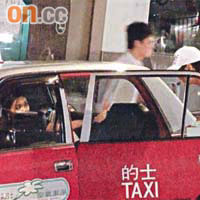楊恭如發現有記者，即耍手示意叫男伴不要上車，獨自搭的士走人。