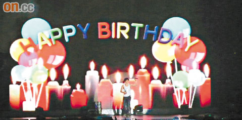  Rain與全場Fans補祝生日，舞台更特別以蠟燭作布置。