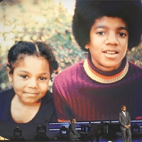 台上即播出珍納積遜與MJ童年時的合照。