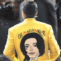  有Fans着上印有MJ肖像的外套。