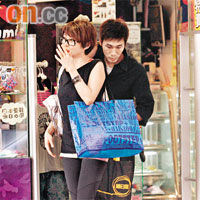 湯盈盈與助手齊齊到銅鑼灣Shopping，實行一「買」解千愁。