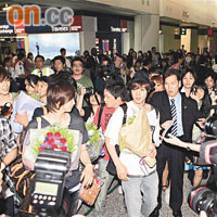 以金賢重(白衫者)為首的SS501甫出閘,Fans即蜂擁而上。