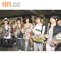 SS501成員金圭鐘(左起)、許永生、朴政民、金賢重及金亨俊,大受Fans歡迎。