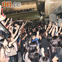 數百Fans逼爆機場,有人更站在扶手電梯上,場面墟冚。